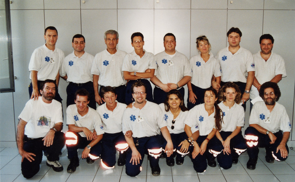 2001 - Gruppo di soccorritori. Da sinistra in alto: Filippo Tami, Marco Monti, Marco Bernardazzi, Romina Brioschi, Mauro Imperiali, Catia Massella, Gianmarco Galli, Alessandro Galli, Beppe Savary-Borioli, Thomas Kappler, Elisabetta Gusmeroli, Marco Bimbo,